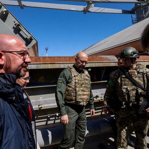 Charles Michel (li.) mit Denys Schmyhal (Mitte) in Odessa.