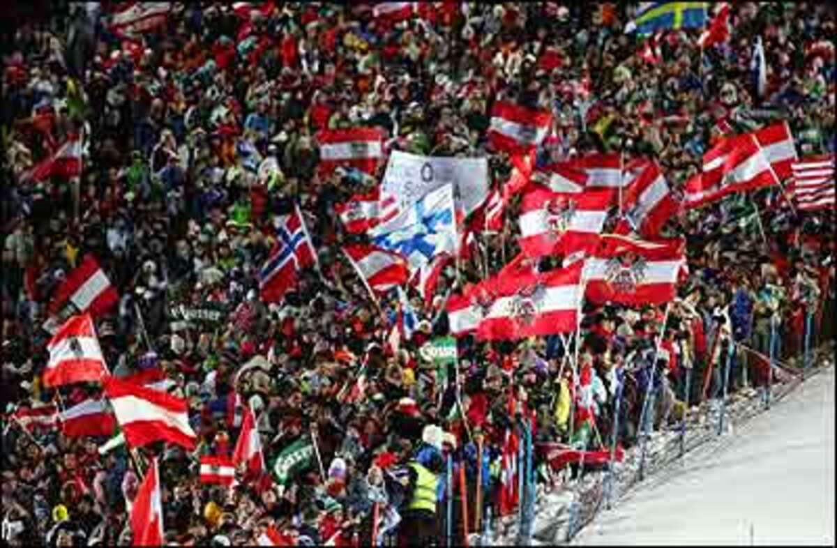 War das ein Fest! 50.000 entfesselte Ski-Fans feierten beim 10. Nachtslalom auf der Planei eine Party der Sonderklasse. Stargast den Abends war unbestritten Benni Raich.Weiter: Promis drücken ihren Skistars die Daumen