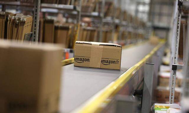 19 12 2012 Rheinberg Amazon Logistik Zentrum Paket wird auf Foerderband gelegt