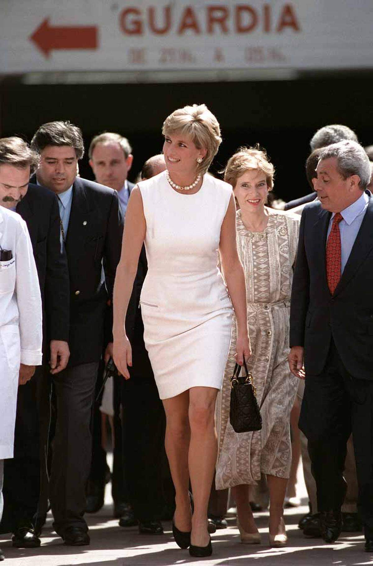 "Femmes en Dior" zeigt Kleider, Fotografien, Zeichnungen und Briefe, die einen Einblick in die Persönlichkeit der Frauen geben. Lady Diana trug eine Dior-Tasche, als sie am 23. November 1995 in Buenos Aires ankam.