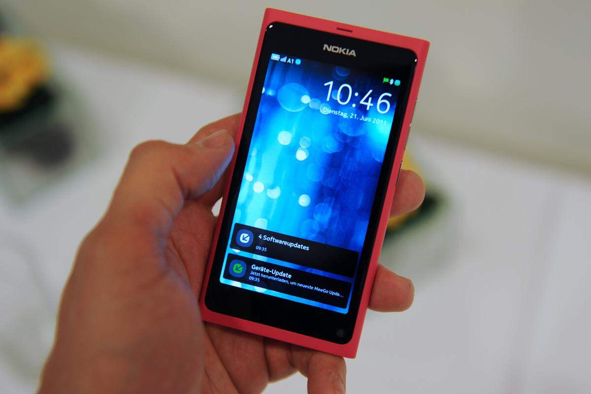 Dank AMOLED-Technik präsentieren sich die Farben leuchtend und knackig. Beim Bedienkonzept setzt Nokia komplett auf den Touchscreen. Knöpfe gibt es lediglich auf der Seite zum Einschalten und für die Lautstärke.