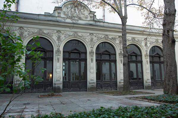 In diese Kategorie fällt wohl das Vienna Ballhaus in der Berggasse, das einst gar kein Ballhaus war, sondern der Gartenspeisesaal eines Gasthauses. Von außen ist an der Adresse Berggasse 5 nur ein schlichtes Biedermeierhaus zu sehen. Erst im Innenhof steht man plötzlich vor einem neobarocken Kleinod: einem schmalen, lang gestreckten, großflächig verglasten Saal, der neuerdings frisch in Weiß und Gold erstrahlt.