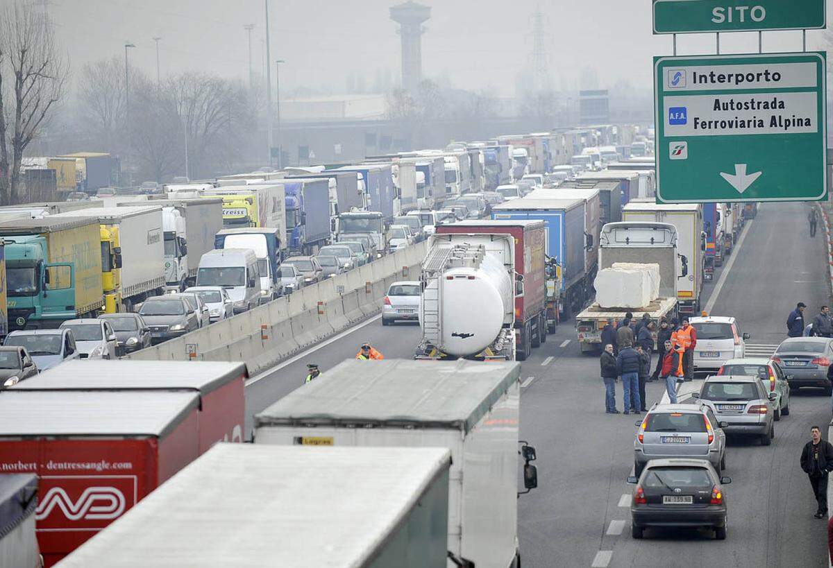 Die Fernfahrer setzen ihren am Montag begonnen Protest fort. Der Lkw-Streik legt Süditalien lahm. Mehrere Regionen bekommen die Folgen der Straßenblockaden der Fernfahrer besonders stark zu spüren.