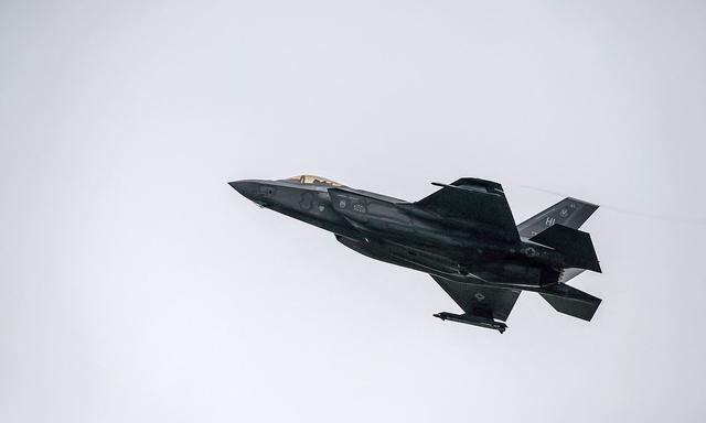 Eine F-35 bei einem Testflug in der Schweiz. Auch Deutschland soll 35 der modernen US-Kampfflugzeuge erhalten.