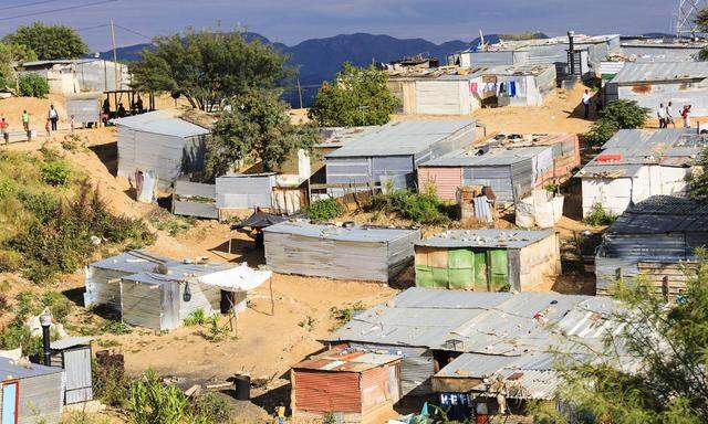 Katutura entstand 1959, nachdem die Stadtverwaltung von Windhoek und die südafrikanischen Besatzungsbehörden beschlossen hatten, die Stadt von Schwarzen und Farbigen zu säubern. Heute leben in Katutura rund 300.000 Menschen, fast 15 Prozent der Bevölkerung Namibias.