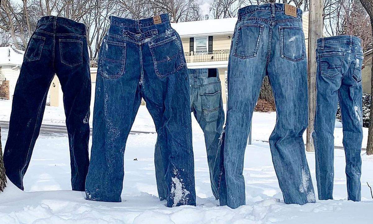 Da stehen sogar die Hosen im Schnee ohne fremde Hilfe. Denn die Temperaturen von unter minus 30 Grad lassen in den USA und in Kanada nicht nur den Jeans-Stoff erstarren. Ein Bild aus Saint Anthony Village im US-Bundesstaat Minnesota.