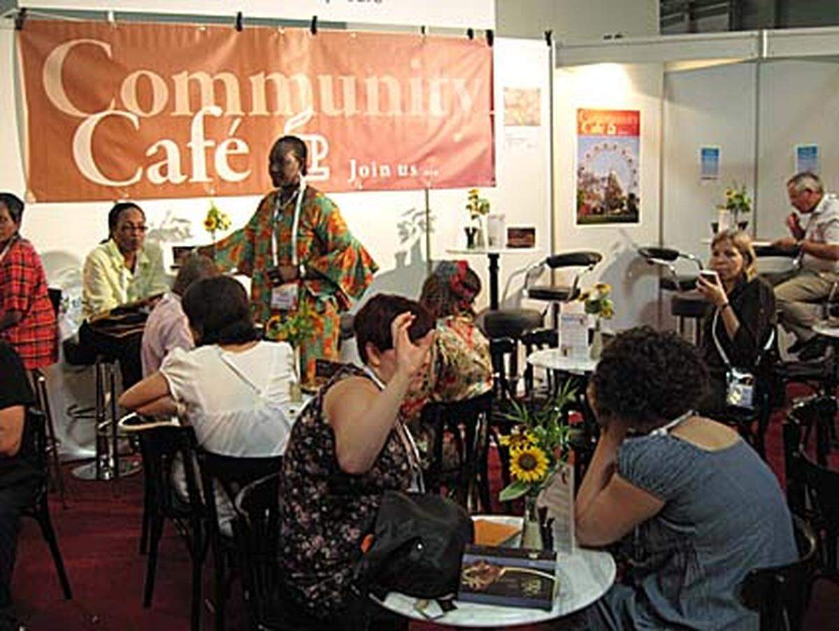 Jedes Dorf braucht einen Dorfplatz, so auch das Global Village: Ein beliebter Treffpunkt für Besucher wie Standbetreiber ist das Community-Cafe ...