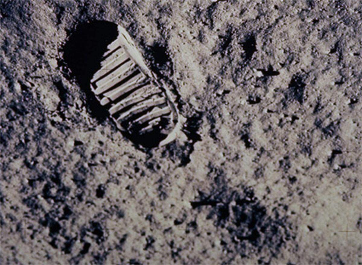 Am 20. Juli 1969 war es dann soweit: Neil Armstrong betrat als erster Mensch den Mond und wurde damit zum ersten Menschen auf einem fremden Himmelskörper. Seine Worte "Ein kleiner Schritt für einen Menschen, aber ein großer Sprung für die Menschheit" sind auch heute noch ins kollektive Gedächtnis der Amerikaner eingeprägt.