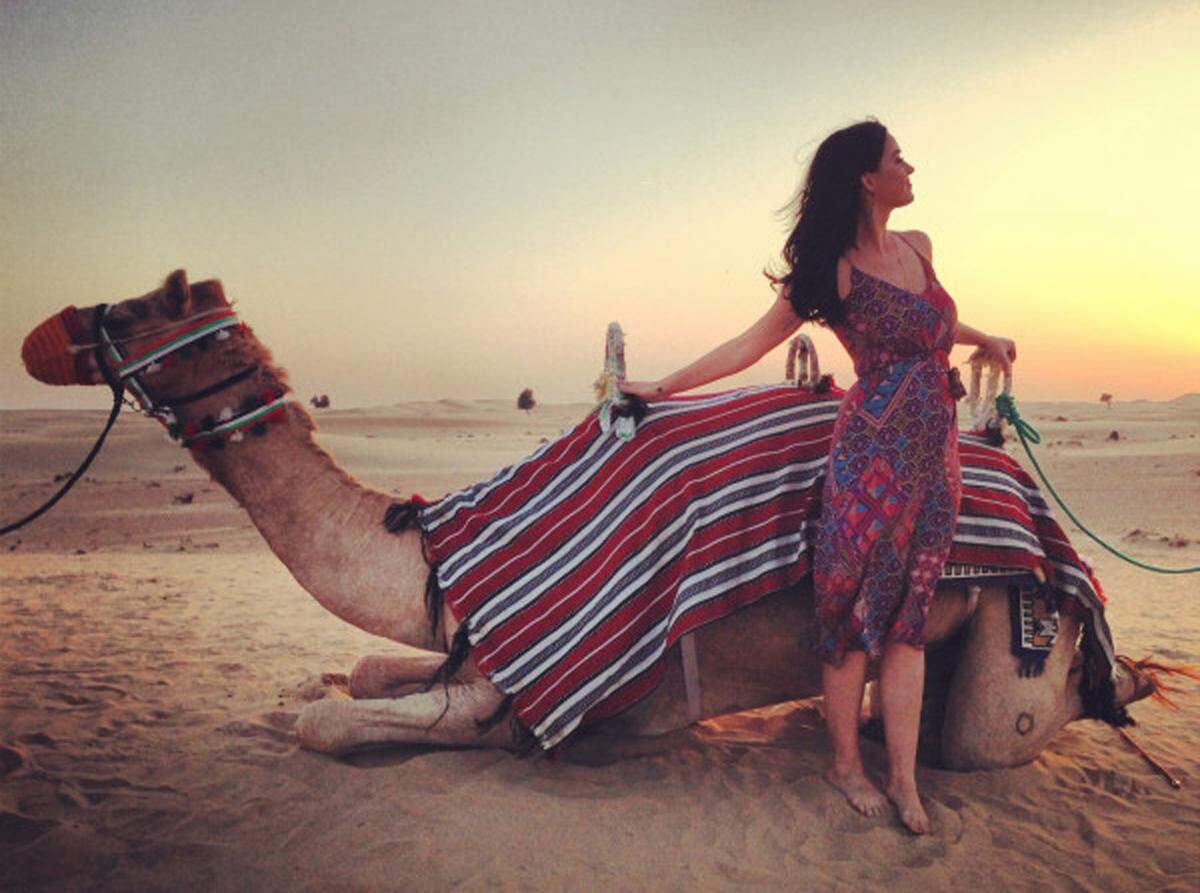In die Wärme zog es auch Katy Perry, die in Dubai auf Kamelen ritt.
