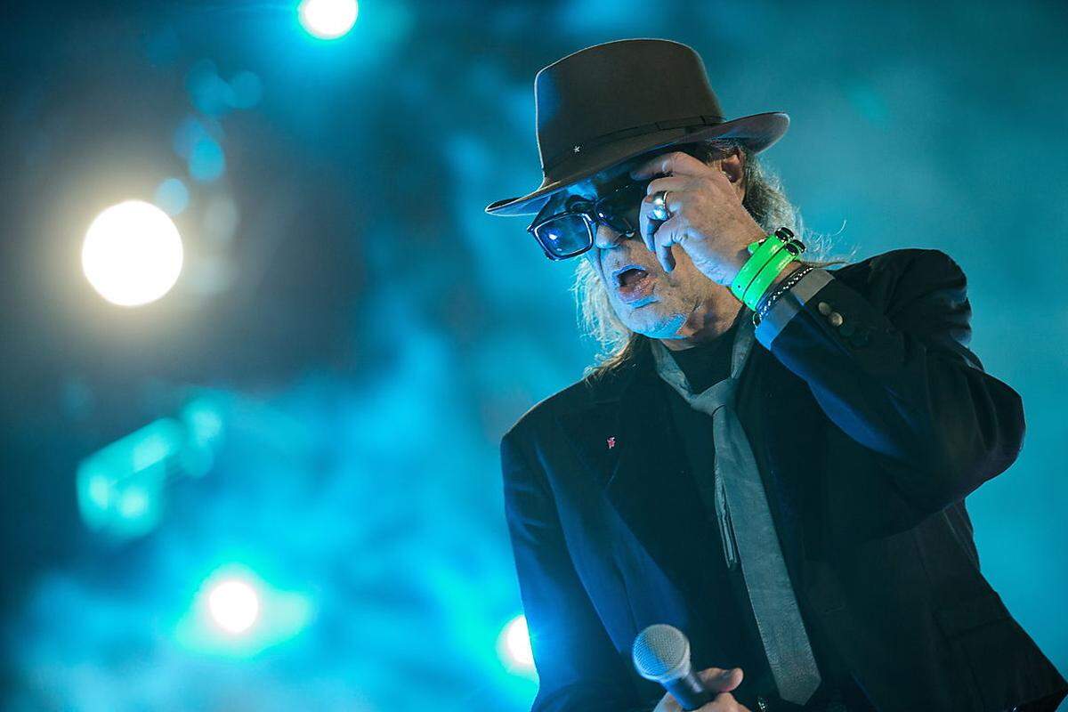 Der deutsche Sänger Udo Lindenberg teilte der Deutschen Presse-Agentur unterdessen per SMS seine Betroffenheit mit. "Bin tief geschockt. Ein schmerzlicher Verlust", so der Rocksänger. "Es ist, als wäre ein Familienmitglied von uns gegangen."