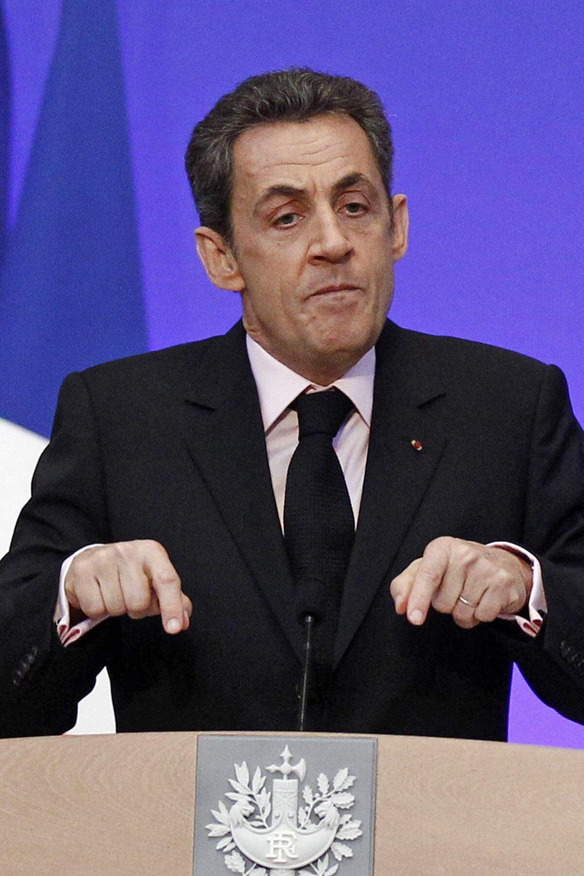 Die nächste Peinlichkeit folgte auf dem Fuß, als Sarkozy über Griechenlands Ex-Ministerpräsident Giorgos Papandreou zu schimpfen begann. Dieser sei "verrückt" und "depressiv". Das war aber erst der Anfang: "Er schert sich um nichts, er ist ein ungewaschener Trottel" und "er hat uns den G-20-Gipfel ruiniert", so der französische Präsident.