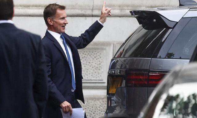 Jeremy Hunt auf dem Weg zur Downing Street, wo er am Montag ein kurzes Pressestatement abgab.