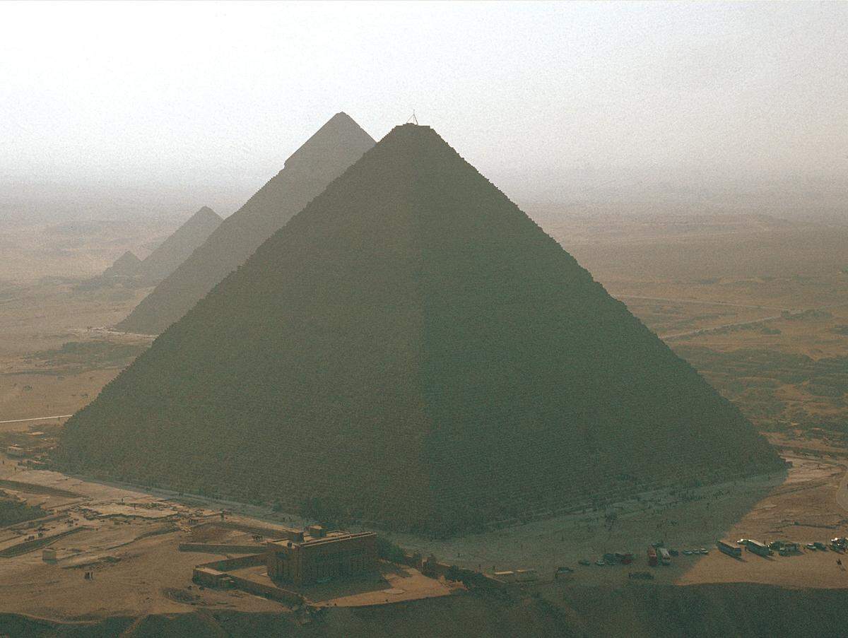 Ein Grund, warum das Bauwerk bis heute Rätsel aufgibt, liegt im Gewicht der verbauten Steinblöcke. Die Cheops-Pyramide ist mit nahezu 150 Metern Höhe nicht nur die höchste aller Pyramiden, sondern auch die mit den größten Setingewichten.