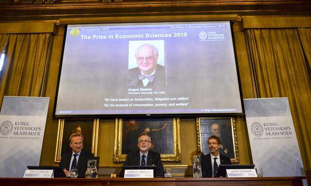 Der Gewinner ist: Angus Deaton. Das Nobelpreiskomitee bei der gestrigen Verkündung des Wirtschaftsnobelpreises.