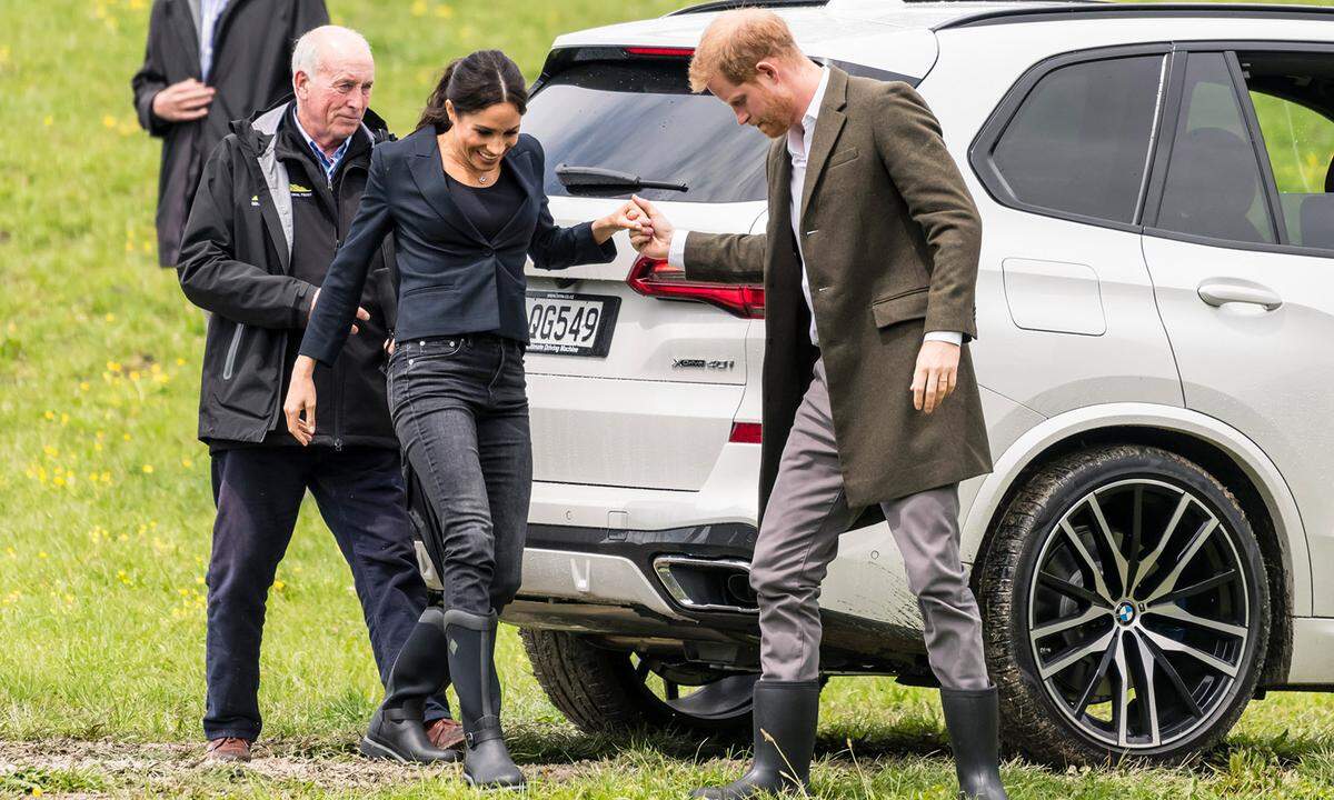 Eine Herzogin in Gummistiefel (Modell „Reign Tall“ von Muck Boot Company) - auch das gibt es auf der Pazifik-Tour zu sehen. In Skinny Jeans von J.Crew, einem schwarzen Oberteil von Lavender Hill Clothing und einem kurzen Blazer von Karen Walker stiefelt Meghan über den nassen Untergrund.