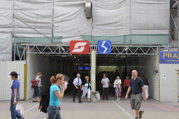 Für die Benutzer der öffentlichen Verkehrsmittel brachte die Bauzeit unübersichtliche, dunkle Gänge und eine Nervenprobe. Das Areal wurde zur Dauerbaustelle mit Containern auf dem Vorplatz.