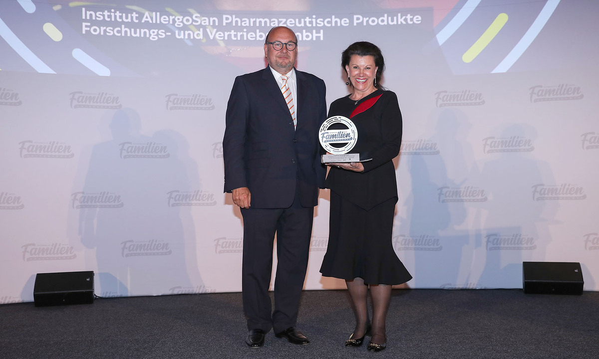 Das beste Familienunternehmen der Steiermark: Institut Allergosan aus Graz. BDO-Partner Andreas Thürridl zeichnet Allergosan-Eigentümerin Anita Frauwallner aus.