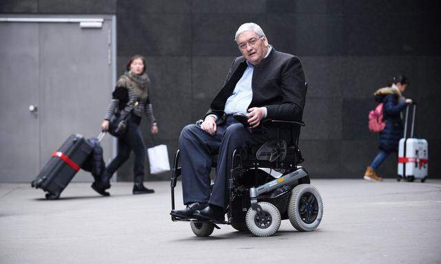 Vor 25 Jahren spürte Jörg Leiter erstmals ein Zucken in den Beinen, heute ist er auf den Rollstuhl angewiesen.