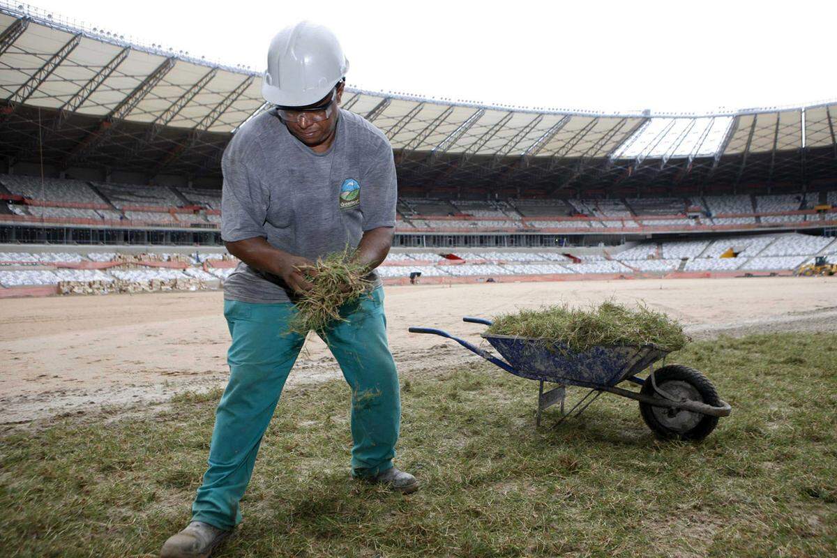 Der Umbau des "Estadio Mineirão" ist fast abgeschlossen, es wird bereits Gras verlegt.