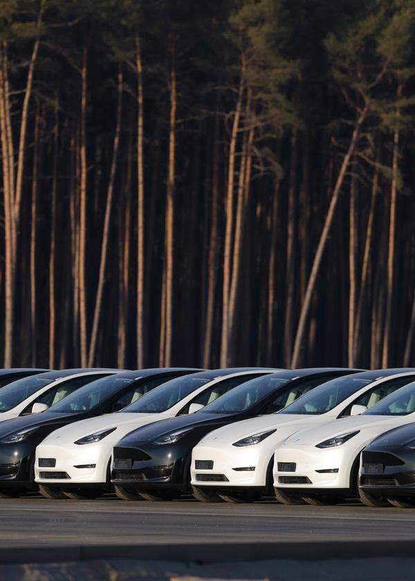 Auf Halde: An Europas Häfen stapeln sich chinesische E-Autos. Die Aufnahme von 2022 zeigt Teslas auf dem Fabriksgelände in Grünheide bei Berlin. 
