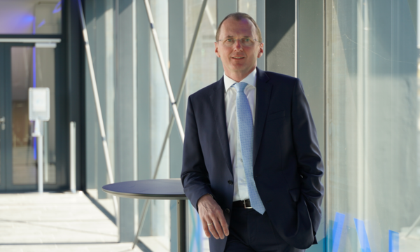 Gerald Mayer, CEO der AMAG Austria Metall AG, lobt die Fortsetzung des Erfolgskurses des Unternehmens – Rekord bei Umsatz und Ergebnis.