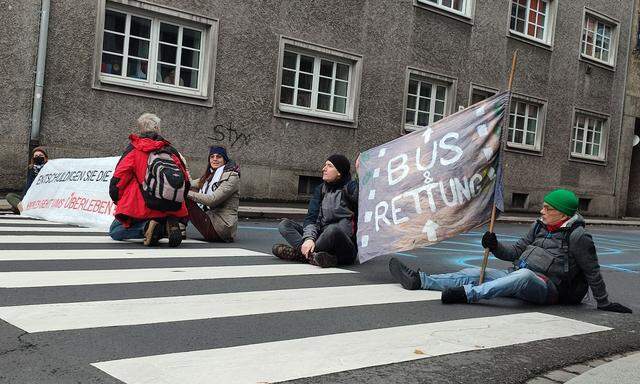 Aktivisten von Extinction Rebellion mit Straßenblockaden in Linz