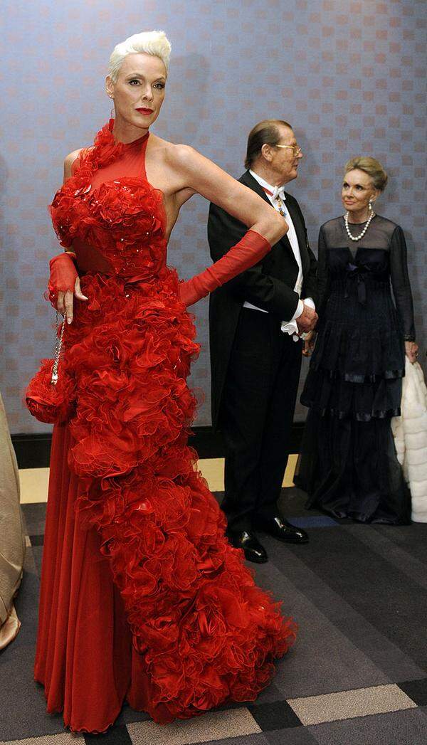 Die dänische "Dschungel-Königin" Brigitte Nielsen schwärmte in ihrem 1000-Rosen-Kleid : "Ich hatte Tränen in den Augen. Das war eine der schönsten Sachen, die ich jemals gesehen habe - und ich habe schon wirklich viel gesehen".