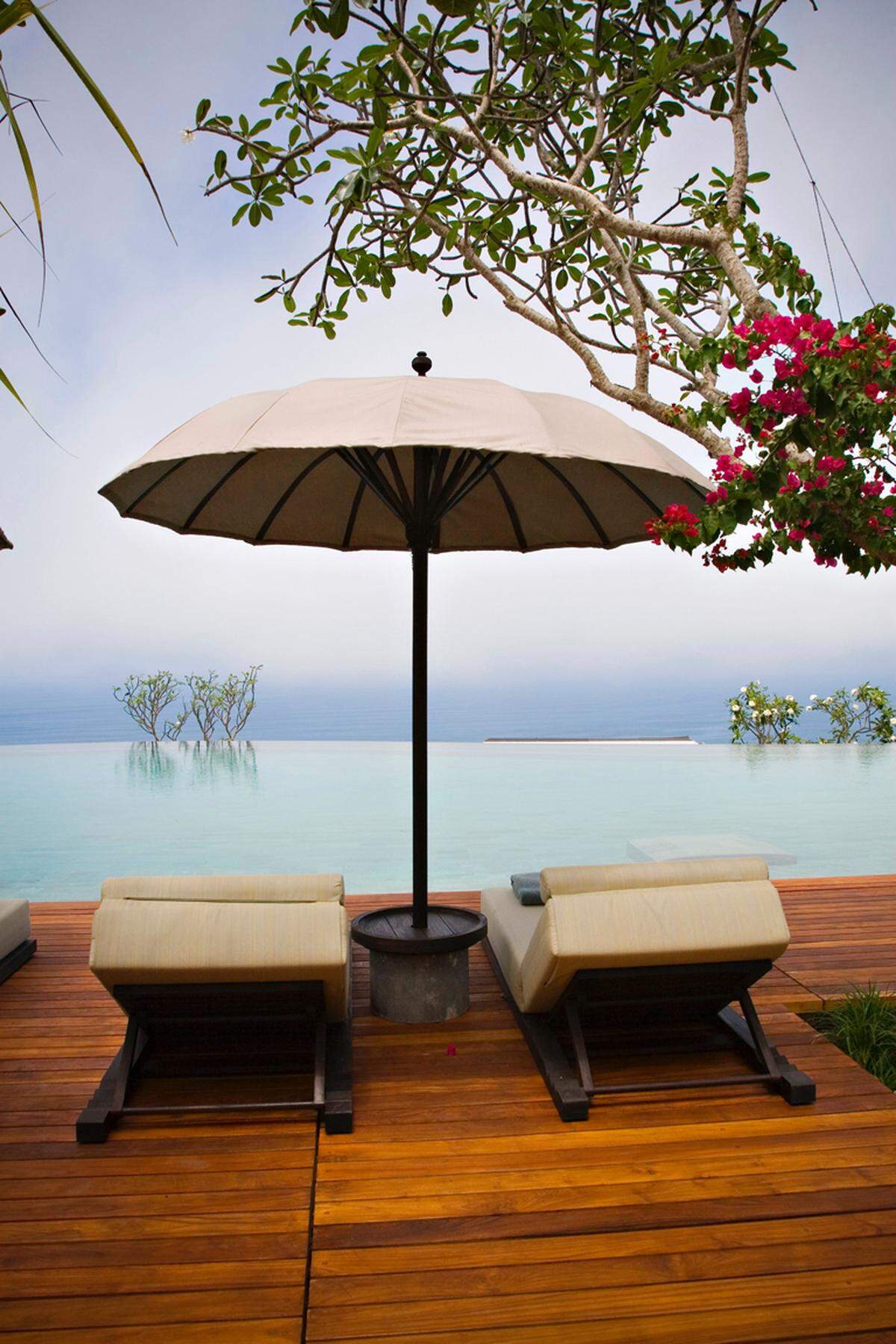 Bulgari hat sich nicht nur bei Schmuck oder Taschen dem Luxus verschrieben. In Bali hat jede der 59 Villen einen privaten Garten und einen eigenen Pool. Mit einer Seilbahn gelangt man zu dem malerischen Strand. Das Meer ist an dieser Stelle jedoch nicht zum Baden geeignet.