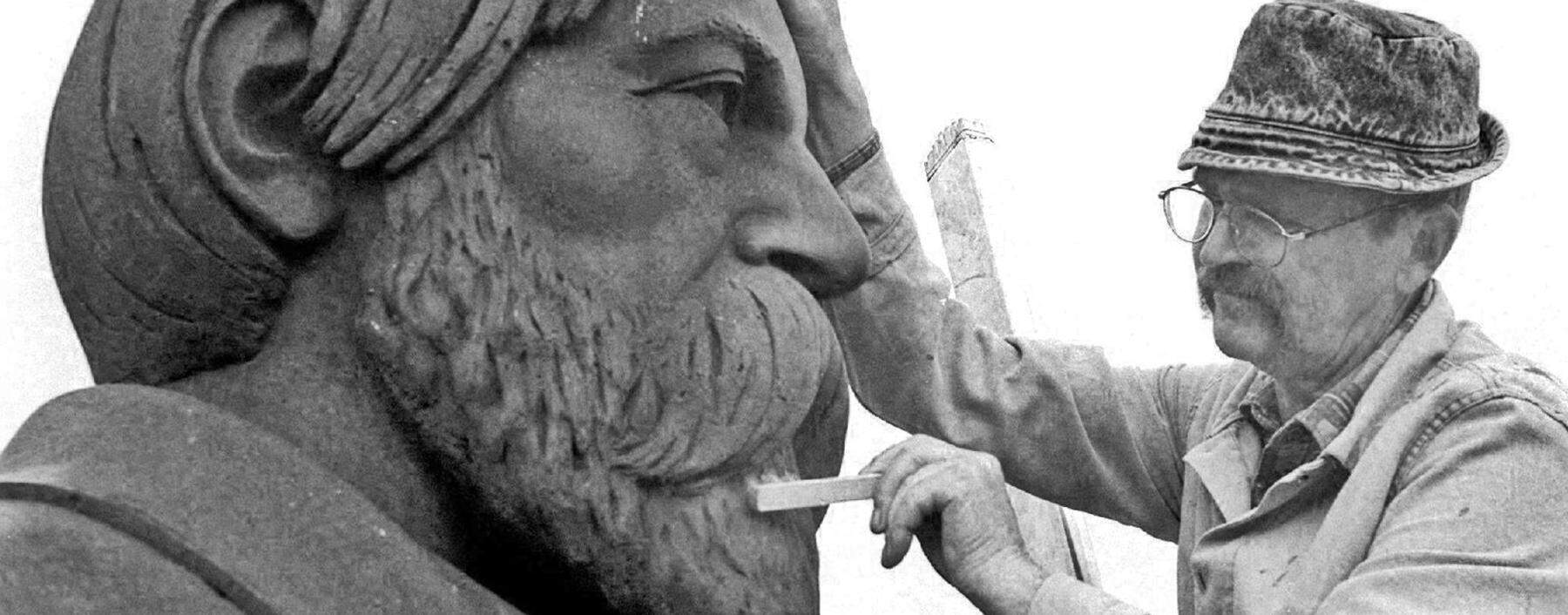 Stramme Haltung bis ins hohe Alter. Bronze-Engels, Marx-Engels-Denkmal, Berlin.