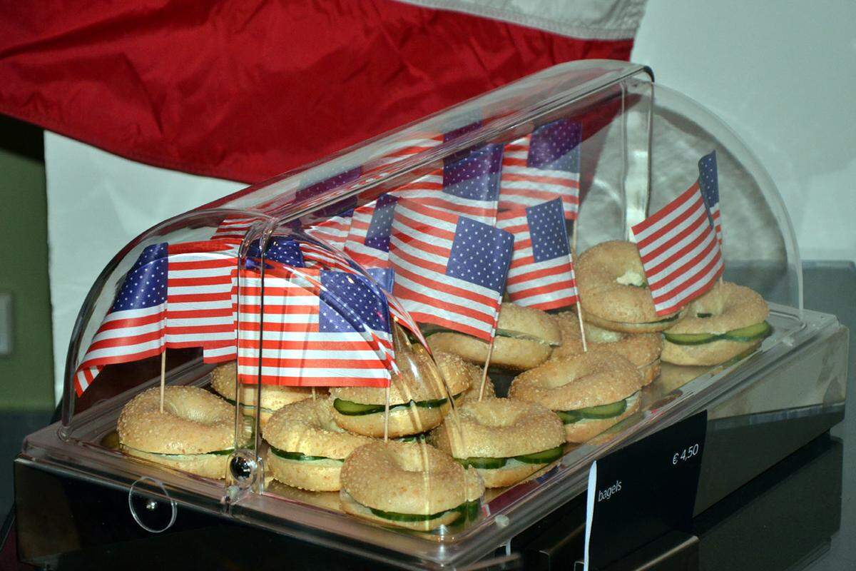 … sorgen fünf Köche für das leibliche Wohl – auf angeblich US-amerikanische Art. Zu wählen gilt es zwischen Burgern mit Fahne, Pommes und Sachertorte.