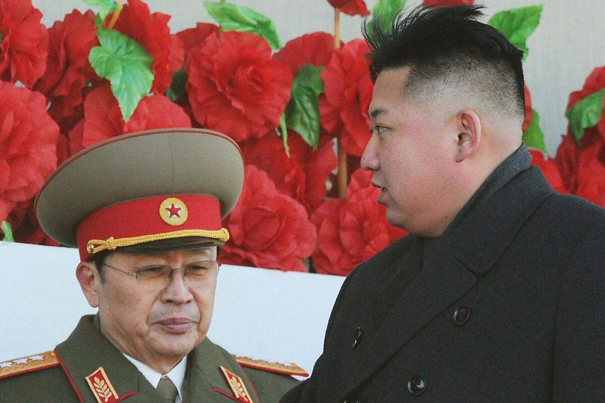 Seit ziemlich genau zwei Jahren leitet Kim III. die Geschicke Nordkoreas. Nun hat er seine Macht entscheidend gefestigt, indem er seinen Onkel und Mentor Jang Sung-taek kaltgestellt hat. Dieser galt bisher als die graue Eminenz der nordkoreanischen Politik und der Fädenzieher hinter Kim Jong-un.