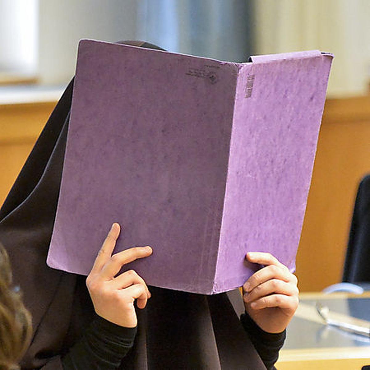 Die 16-jährige Angeklagte aus Wien Meidling kam im Tschador zum Terrorprozess.