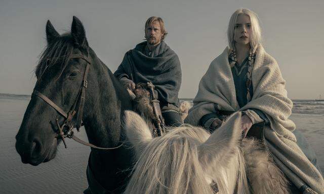 Wenn gerade nicht das Blut spritzt, reiten schöne Menschen durch schöne Landschaft: Alexander Skarsgård als Amleth und Anya Taylor-Joy als Olga.