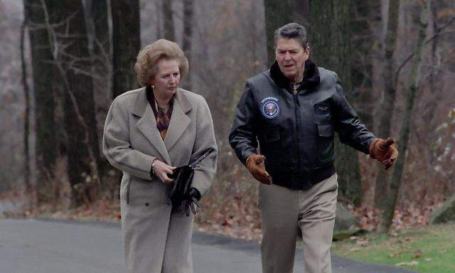 Margaret Thatcher und Ronald Reagan bei einem Treffen in den USA 1986