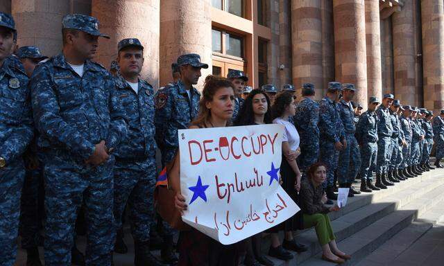 Proteste in der armenischen Hauptstadt Jerewan: Die Bevölkerung ruft die Regierung zum Handeln auf. 