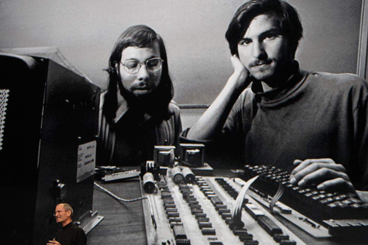 Über einen gemeinsamen Freund lernten sich der fünf Jahre ältere Steve Wozniak und Steve Jobs 1971 kennen. Trotz ihrer sehr unterschiedlichen Art teilten sie ihre Liebe zur Elektronik, zu Bob Dylan und derben Späßen. Doch auch ihr Gegensatz machte sie zum perfekten Team. Woz, wie Wozniak auch heute gerne noch von Fans genannt wird, gilt als der technische Visionär, während Jobs wusste, wie man dieses Talent vermarkten kann.