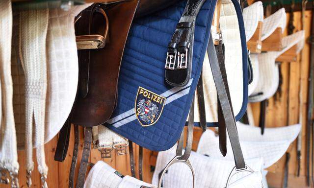 Die Polizei-Pferdesattel sind bereits vor dem ersten Einsatz ein Fall fürs Museum