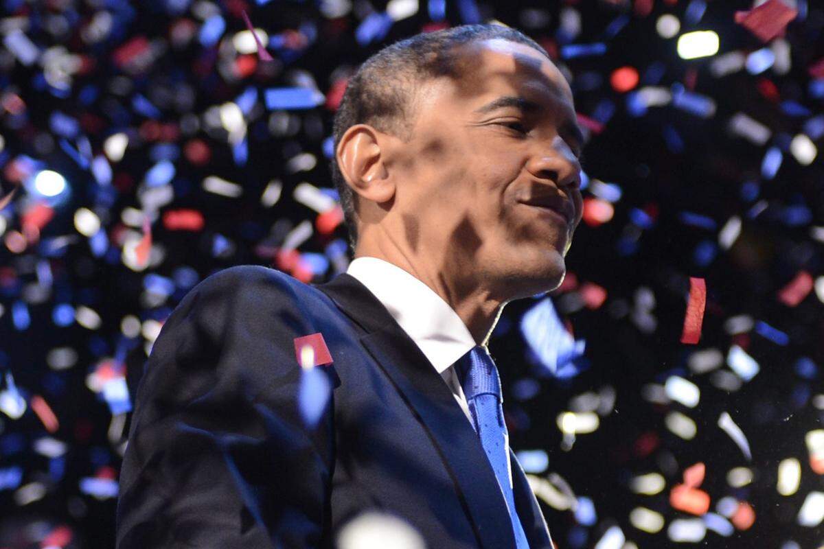 6. November, Chicago, USA. Präsident Barack Obama beendet im Jubel seiner Anhänger die Rede zur Wiederwahl.