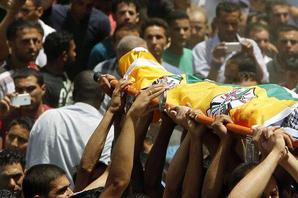 Bald sind auch Todesopfer zu beklagen. Hier wird am 20. Juni in dem Dorf Dura in der Nähe von Hebron der 13-jährige Palästinenser Jihad Mohammed Duadin zu Grabe getragen, der bei einem Schusswechsel getötet wurde.