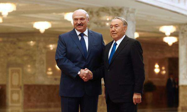 Archivbild von November 2017 von einem Treffen des damaligen Präsidenten Kasachstans, Nursultan Nasarbajews (re.), mit dem immer noch amtierenden belarussichen Präsidenten Alexander Lukaschenko in Minsk.