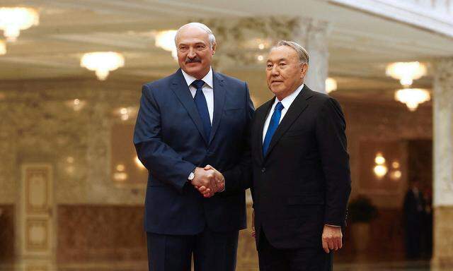 Archivbild von November 2017 von einem Treffen des damaligen Präsidenten Kasachstans, Nursultan Nasarbajews (re.), mit dem immer noch amtierenden belarussichen Präsidenten Alexander Lukaschenko in Minsk.