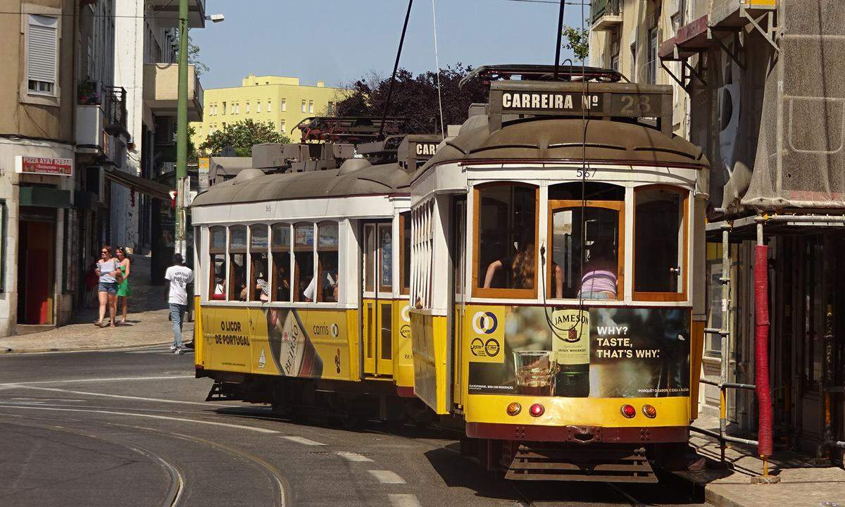 In den Neunzigerjahren beging die Stadtverwaltung von Lissabon einen Fehler: Die Mehrzahl der Straßenbahnen („eléctricos“) wurde eingestellt. Damals dachte man, dass es die Straßenbahnen sind, die den wachsenden Verkehrsfluss störten. Später kam man drauf: Eigentlich waren es die Autos. Übrig blieb u.a. die Linie 28, die mittlerweile Weltruhm genießt – sie ist unauflassbar.