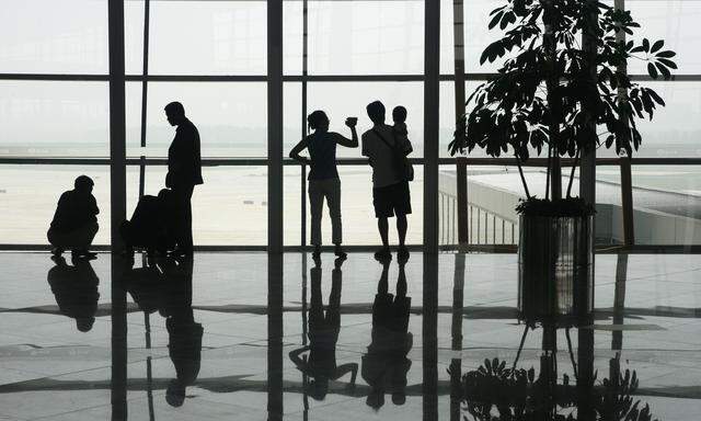 Passagiere am Pekinger Flughafen.