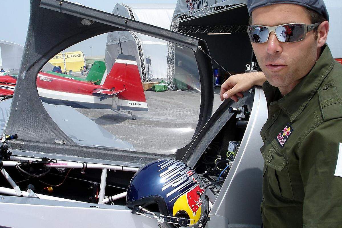 2006 holte Arch Gold bei der FAI-Kunstflug-WM im Freestyle, bevor er sich 2007 für die "Red Bull Air Race"-Serie qualifizierte. (Im Bild: Arch bei der Red-Bull-Air-Race-Serie am 5. April 2007 in Abu Dhabi)
