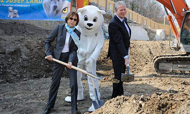 Spatenstich für die neue Eisbärenanlage mit Direktorin Dagmar Schratter und Reinhold Mitterlehner.