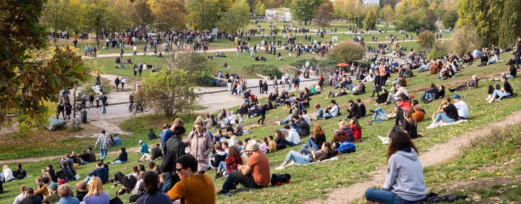 Ungewöhnlich schönes Wetter hat durch die Erderwärmung seine Unschuld verloren: Junge Menschen im Berliner Mauerpark, Anfang November 2022.  