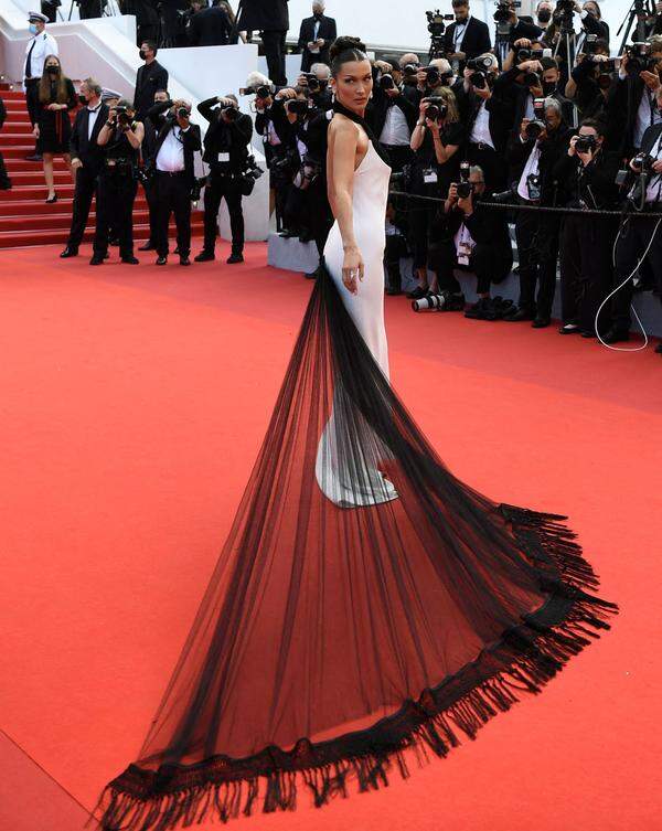 Einen glamourösen Auftritt legte Bella Hadid in einem Vintage-Kleid aus dem Jahre 2002 von Jean Paul Gaultier hin.