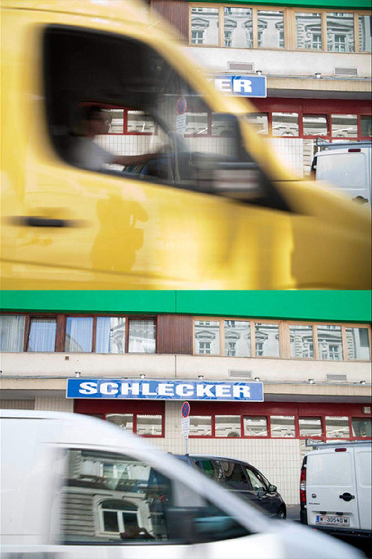 Seine Standortpolitik wurde Schlecker jedoch zum Verhängnis: Zwar hatten beide Unternehmen in ein hochmodernes Logistiknetz investiert, doch die Schlecker-LKWs hatten deutlich mehr Kilometer zurückzulegen. Um Kosten zu sparen, belieferte der Drogerist seine Filialen in der Provinz nur noch zwei mal wöchentlich, was zur Folge hatte, dass Produkte häufig ausverkauft und Kunden verärgert waren.