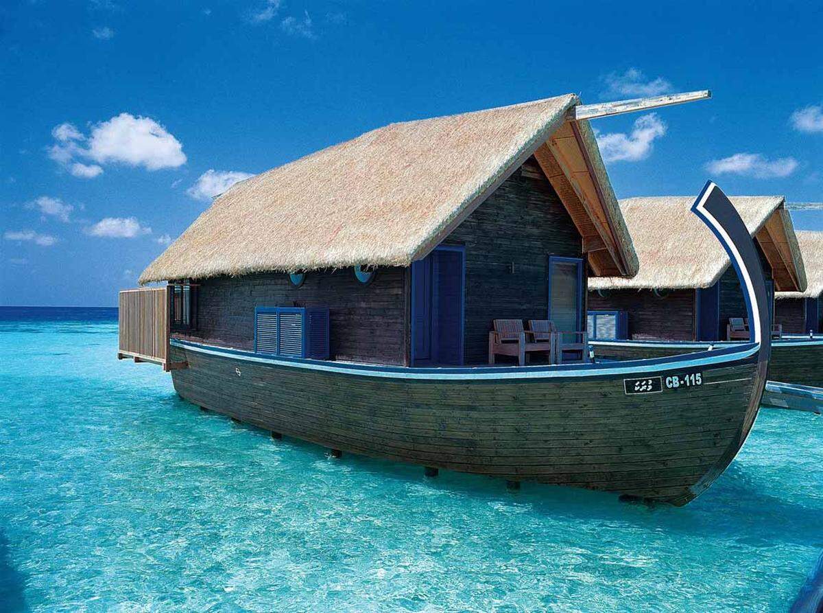 Die Villen auf der Insel sehen aus wie die traditionellen Dhoni-Boote der Einheimischen. Subtiler Luxus und ein holistischer Wellnessgedanke stehen im Mittelpunkt. Deshalb gibt es sogar einen Pool für Hydrotherapie.