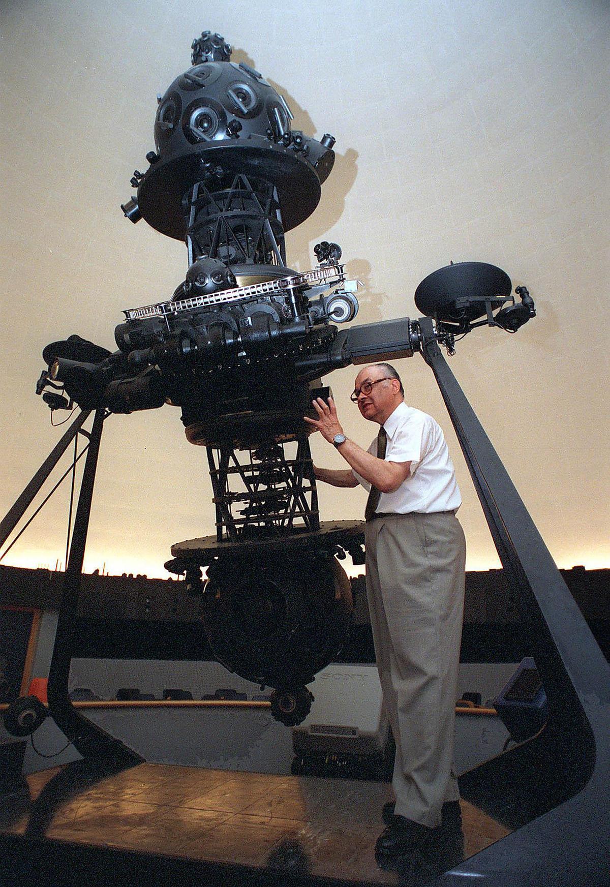 ++ ARCHIVBILD ++ ASTRONOM HERMANN MUCKE GESTORBEN